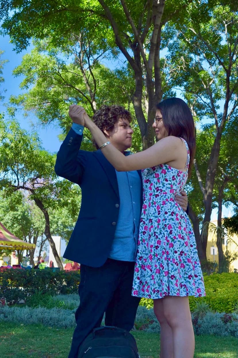 Me haces sonreír, me haces reír, me haces carcajearme hasta que no pueda respirar. <br/>
Me haces querer pararme a mitad de un parque y ponerme a bailar danzón a tu lado (y lo
hicimos, como dos locos enamorados)