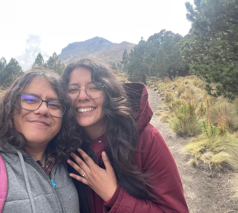 No compré un anillo. <br/>
Prometimos entregarnos todo lo mejor que tengamos, así que, cuando supe que mi futuro era tuyo, decidí entregarte mi labor, mi empresa, mi palabra y mi acción. <br/>
Así que te mentí por 18 meses mientras preparaba mi siguiente promesa. <br/>
<br/>
Nuestra promesa.
<br/>
Con mis manos miné el oro, plata, platinos necesarios para tu anillo y con meses de preparación lo preparé para entregártelo en la montaña donde nos prometimos querernos
para siempre. <br/>
En ese anillo, te entregué mi sudor, mi sangre, mi esperanza materializada.