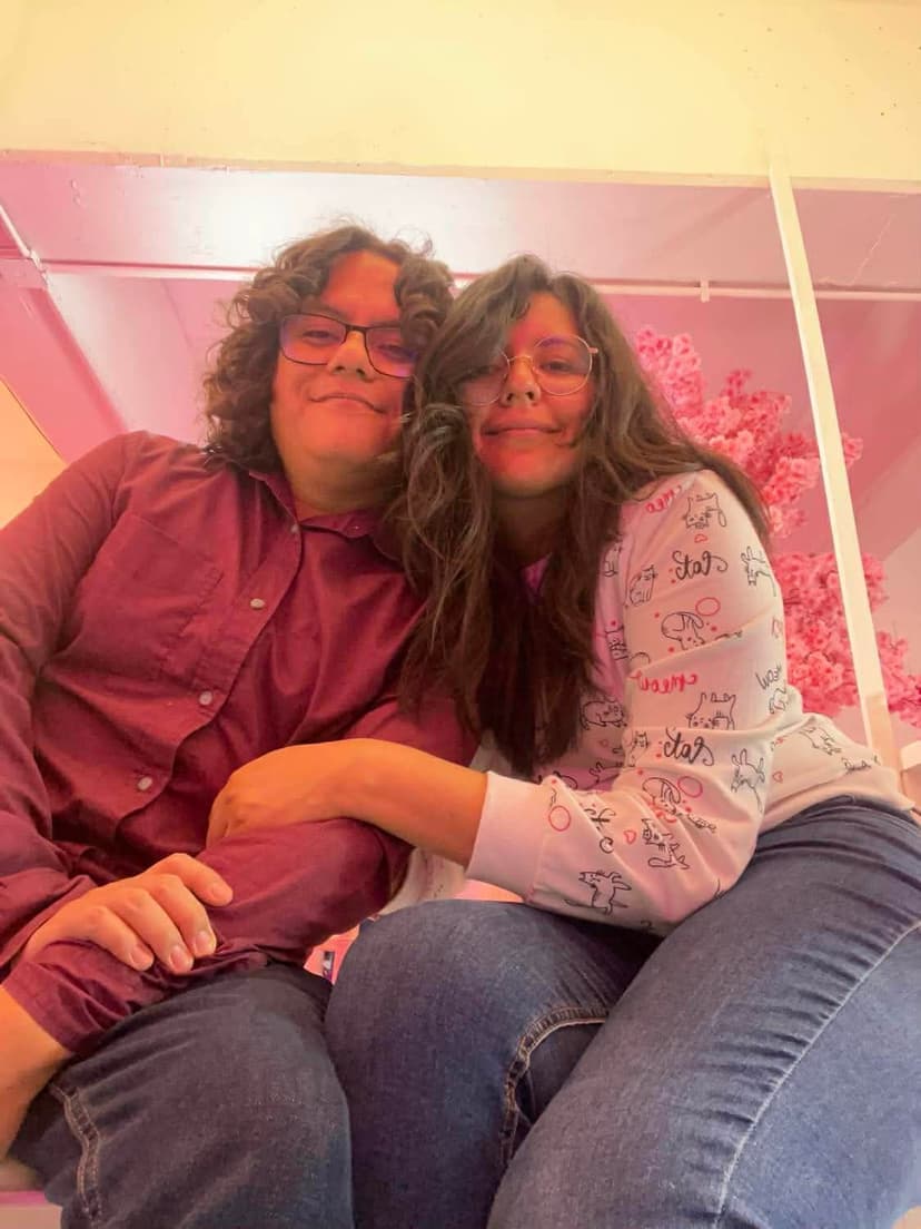 ¡Estar a tu lado me hace sonreír! <br/>
Yo, que con trabajo revelo mi sentir al aire, me siento ligera como aire cuando estoy contigo. <br/>
Sonrío con tus labios y miro a través de tus ojos.
