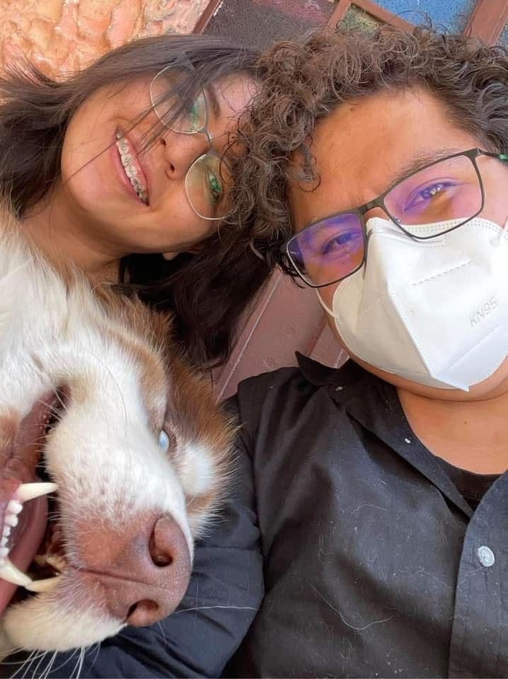 ¡Nuestra pequeña familia! <br/>
Los mejores momentos no se planean. ¡Estábamos por salir a una cita, nos sentamos a
tomar una selfie y Aslan, el perrito más bonito (criado por la mujer más bonita) se metió a la
foto a decir “Yo también quiero salir!” y nos dio una de nuestras primeras -y mejores- fotos
juntos. Así, sin planearlo, sin esperarlo.